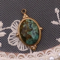 Ovaler Anhänger aus afrikanischem Türkis in vergoldeter Edelstahlfassung mit Metallperlen - 15x24mm / Afrikanischer Kieferstein