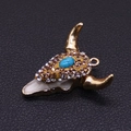 Macro-opname van de schedelhanger van een stier met blauwe steen en ingelegde strass - Gouden Hoorn Blauwe Steen Stijl (1#)
