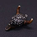 Detailweergave van de stierkop hanger met donkere kristallen en bruine hoorns - Witte Hoorn Grijze Strass Stijl (3#)