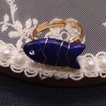 Anello artigianale a forma di pesce in cristallo blu con filo d'oro e fascia regolabile - Forma Pesce Avvolto a Mano (6059014595205) / Lapislazzuli