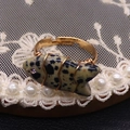Anello artigianale a forma di pesce in diaspro con filo dorato e cristallo lucente - Forma Pesce Avvolto a Mano (6059014595206) / Diaspro dalmata
