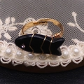 Anillo de pez hecho a mano con piedra negra y banda dorada ajustable elegante - Ágata negra