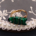 Anillo de pez hecho a mano en hilo dorado con malaquita verde y banda ajustable - Malaquita