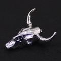 Gros plan du pendentif crâne de taureau argenté avec finition miroir et texture d'os - Style Taureau Argent Poli (5)