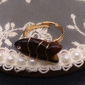 Anillo artesanal de hilo dorado con ojo de tigre en forma de pez y detalle de cristal - Ojo de tigre