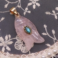 Vue macro d'un pendentif en cristal rose en forme de poisson avec incrustation de turquoise - 43x58mm, 7g / Quartz rose