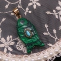Vista macro de colgante de pez de malaquita con incrustación turquesa y detalle dorado - 43x58mm, 7g / Malaquita