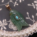 Vue macro détaillée d'un pendentif en pierre naturelle en forme de poisson sculpté - 43x58mm, 7g / Aventurine Verte