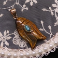 Pendentif poisson en pierre oeil de tigre avec incrustation de turquoise et métal doré - 43x58mm, 7g / Œil de tigre