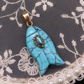 Pendentif en forme de poisson en pierre bleu ciel avec détails en métal doré vintage - 43x58mm, 7g / Turquoise Bleue