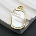 Nahaufnahme eines rechteckigen Anhängers aus natürlichem Perlmutt mit Goldbeschichtung - 13x21mm / Weiß (Nr. 3)