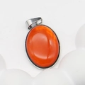 Nahaufnahme des ovalen orangefarbenen Anhängers mit poliertem silberfarbenem Legierungsrahmen - Oranges Oval (Nr. 1)