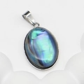 Detailansicht ovaler Perlmutt-Anhänger mit Regenbogen-Schimmer und silberner Einfassung - Abalone Irisierende Muschel (Nr. 4)