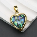 Vista macro di un medaglione a cuore placcato oro con intarsio in abalone cangiante - 17x21mm, 3g / Conchiglia di abalone