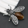 Detailansicht der Bienenbrosche mit Tigerauge-Stein und vintage silbernem Metalldesign - Tigerauge