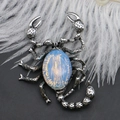 Détail d'une broche scorpion vintage avec opale bleue ovale et alliage d'argent - 40x55mm / Opale