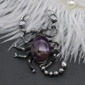 Détail macro d'une broche scorpion vintage en argent avec une grande améthyste violette - Améthyste