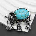 Vista macro dettagliata della spilla a elefante vintage con turchese intarsiato - 36x44mm / Turchese Blu