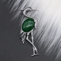 Vista detallada del broche de grulla con plata vintage e incrustación de gema verde - Jade Malayo