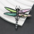 Dettaglio spilla a libellula vintage con intarsi di ali in conchiglia di abalone - 58x49mm / Multicolore (N.2)