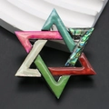 Vue macro détaillée de la broche hexagramme vintage avec incrustations d'abalone colorées - Style 2 (Multicolore Irisé)
