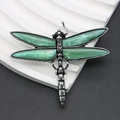 Dettaglio macro della spilla libellula vintage con ali verdi e corpo metallico satinato - 58x49mm / Verde (N.3)