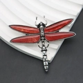 Dettaglio di spilla vintage a forma di libellula con ali in conchiglia rossa e base - 58x49mm / Rosso (N. 4)