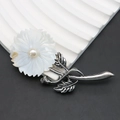 Dettaglio macro della spilla a fiore con petali di conchiglia e perla centrale - 32x77mm / Stile 1 (Conchiglia Bianca)