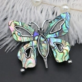 Vue détaillée d'une broche papillon en métal argenté avec des reflets nacre abalone - 41x48mm / Coquille d'ormeau