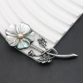 Dettaglio di un'elegante spilla a fiore in conchiglia nera con perla su stelo argento - 32x77mm / Stile 3 (Conchiglia Verde Chiaro)