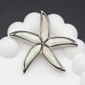 Dettaglio macro della spilla a stella marina in argento con intarsio in madreperla - Bianco Perla Stella Marina