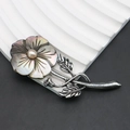 Dettaglio dei petali di conchiglia nera cangiante e della perla rosa sulla spilla - 32x77mm / Stile 4 (Conchiglia a Labbro Nero)