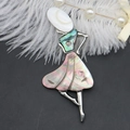 Detalle del elegante broche de bailarina con incrustaciones de nácar y abalón colorido - 37x85mm / Estilo Púrpura Mágico (1号)
