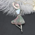 Detalle del broche de mujer elegante con incrustaciones de nácar y marco de metal calado - 37x85mm / Estilo Bailarina con Sombrero de Copa (2号)
