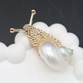 Elegante broche de caracol dorado con detalle de nácar natural sobre soporte blanco - 20-60mm, 15g / Dorado Perla Concha Espiral Verde
