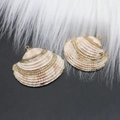 Macro di ciondoli a conchiglia naturale con bordi placcati in oro e anelli metallici - Striato Crema-Marrone (Stile 13)