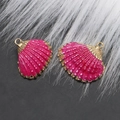 Détail de breloques en coquillage rose avec bordure dorée pour bijoux DIY - Rose Bonbon avec Paillettes