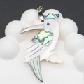 Dettaglio di un ciondolo a forma di tucano in madreperla bianca e conchiglia abalone - 33x51mm
