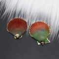 Dettaglio di due ciondoli a conchiglia sfumati con bordi dorati e anello di collegamento - Sfumatura Rosso-Marrone-Verde (Stile 4)