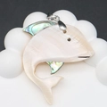 Dettaglio del ciondolo a delfino in madreperla bianca e abalone con gancio in argento - Stile Delfino A (Solo Pendente) (5937665117148) / 43x46mm