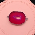 Macro detail van natuurlijke fuchsia agaat connector met zilveren rand voor DIY sieraden - 20-45mm / Rozerode Agaatschijf (Nr. 1)