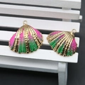 Détail de pendentifs coquilles en émail rose et vert avec bords dorés pour bijoux DIY - Dégradé Rose et Vert