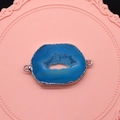 Detailopname van een natuurlijke blauwe agaat-druzy connector met verzilverde randen - 20-45mm / Blauwe Agaatschijf (Nr. 2)