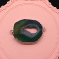 Macro-opname van groene agaat geode connector met verzilverde rand en dubbele lussen - 20-45mm / Groene Agaatschijf (Nr. 4)