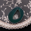 Macrodetail van natuurlijke groene agaatgeode hanger met verzilverde metalen rand - Donkergroen (Nr. 3)