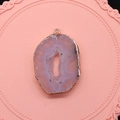 Macro-opname van lichtroze druzy geode agaat hanger met vergulde randen en oogje - 20-40mm / Lichtpaars (Nr. 3)
