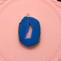 Onregelmatige helderblauwe agaat geode hanger met vergulde rand en metalen ophangoog - 20-40mm / Helderblauw (Nr. 5)