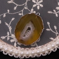 Onregelmatige natuurlijke geode hanger met zilveren metalen rand en kristallen - Amber Geel (Nr. 1)