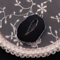 Onregelmatige zwarte agaat geode hanger met verzilverde randen en metalen oogje - Zwart (Nr. 4)