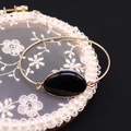 Brazalete dorado ajustable con una gran piedra natural negra de forma ovalada - Ágata negra